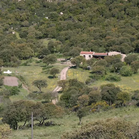 Agriturismo Stazzo La Cerra Κατάλυμα σε φάρμα *